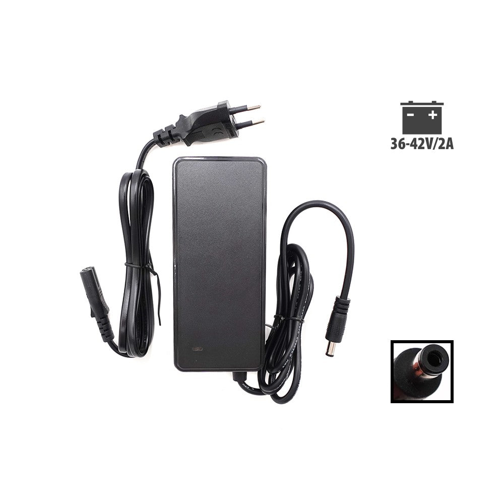 Chargeur 36V - 42V / 2A (connecteur DC 5.5 - 2.5mm) en situation