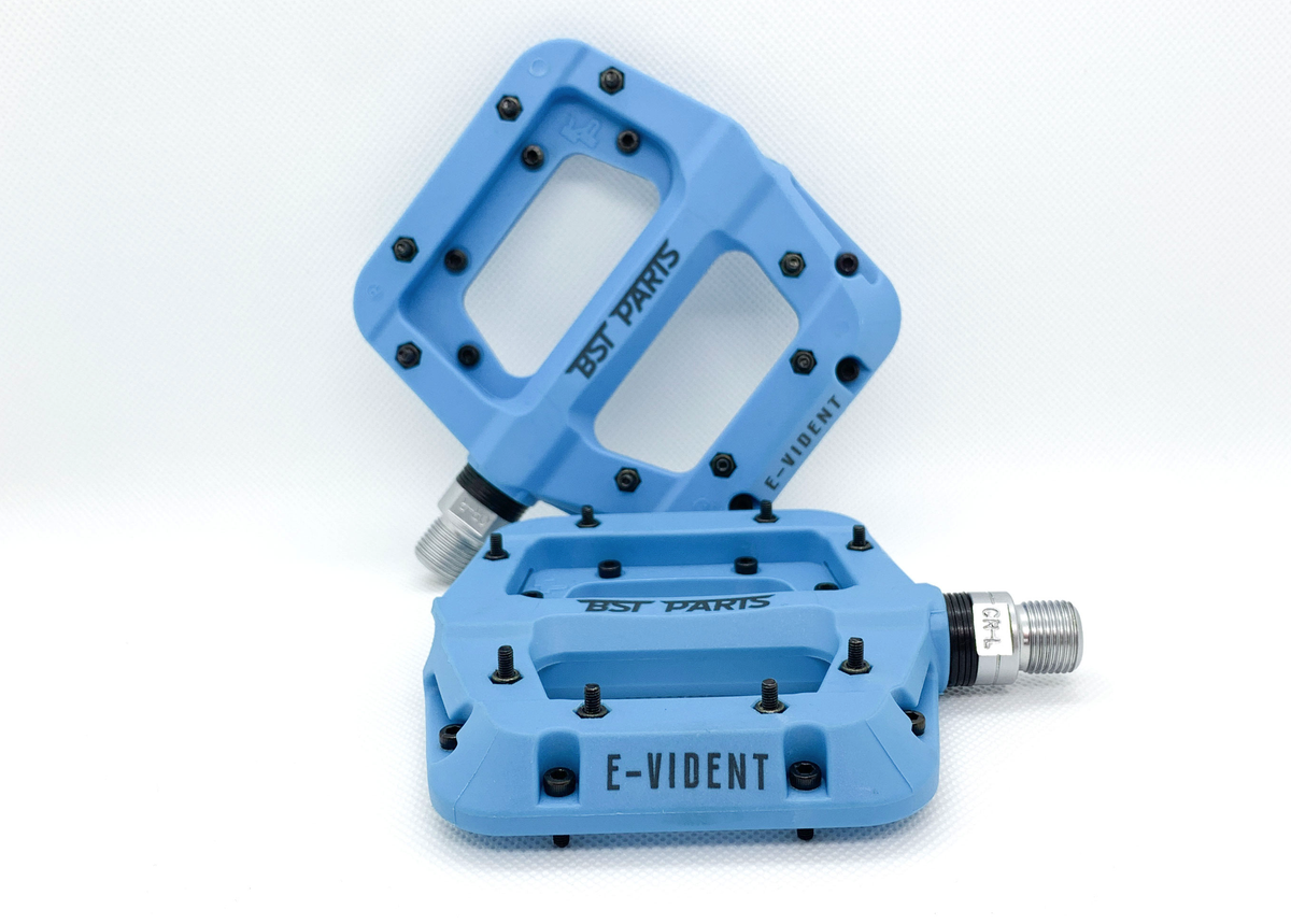 PAR 10 = 15% : pédales BST Parts E-Vident Nylon bleu