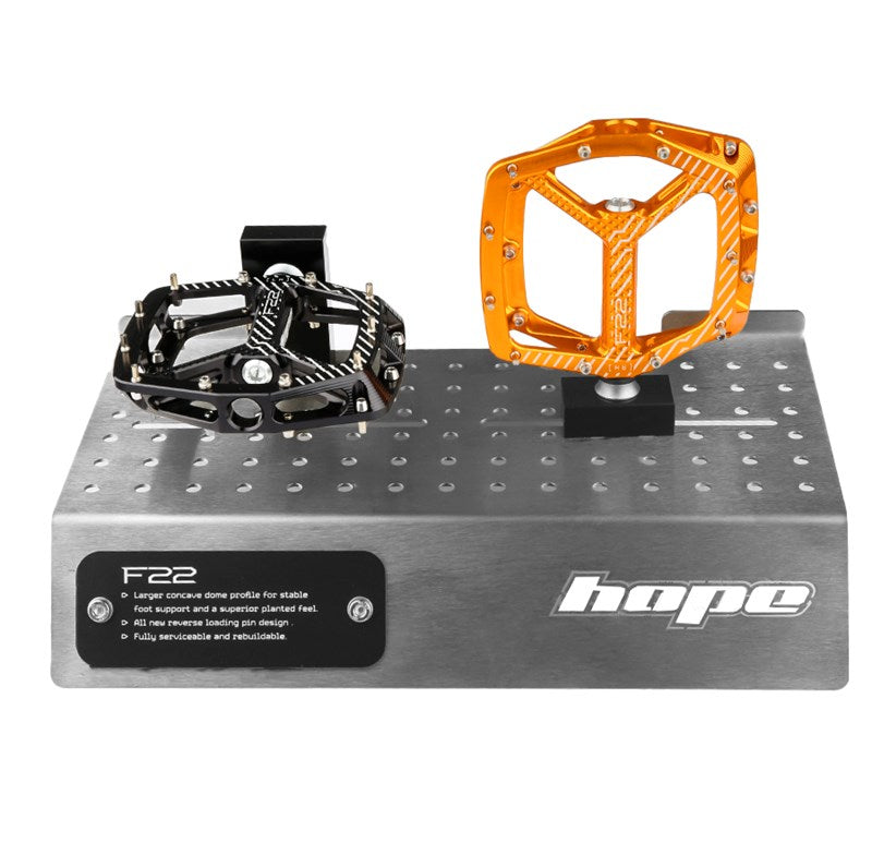 Hope POS Shelf F22 Pedals en situation