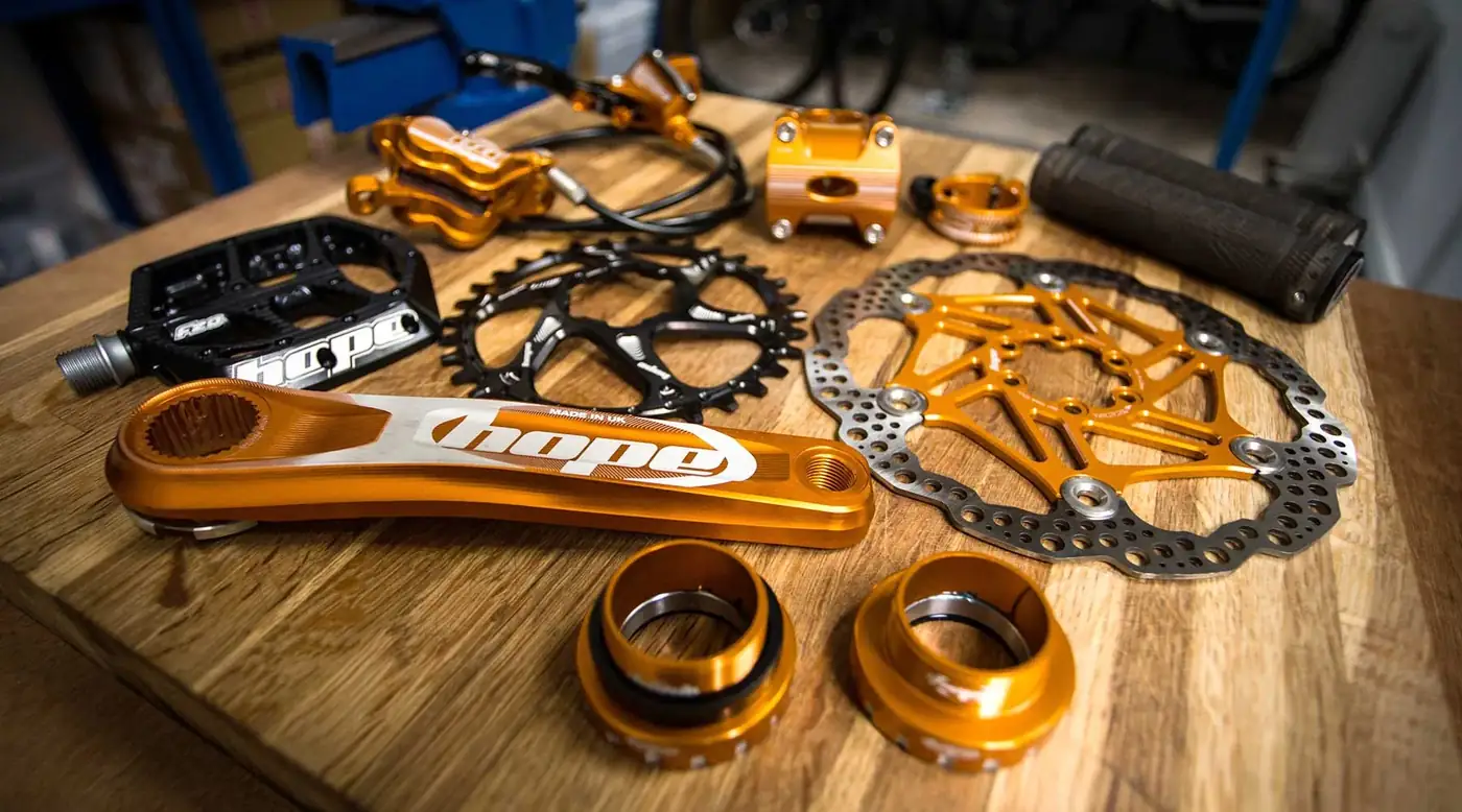 Pièces Hope Technology sur l’établi de l’atelier