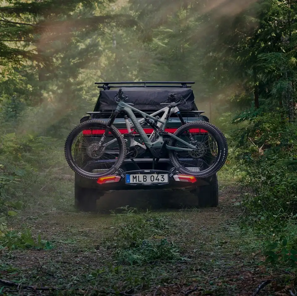 Porte-vélos Thule sur une voiture, en forêt
