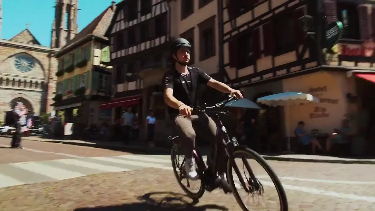 Essai d’un vélo électrique sur la place du marché d’Obernai
