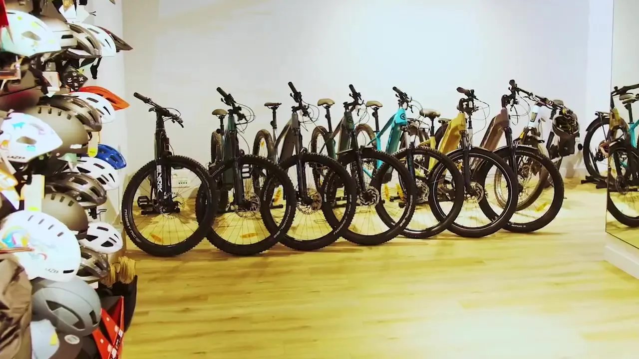 Le showroom Vélo Shop à Obernai : casques et vélos électriques alignés