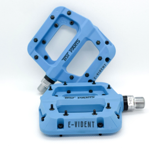 PAR 10 = 15% : pédales BST Parts E-Vident Nylon bleu