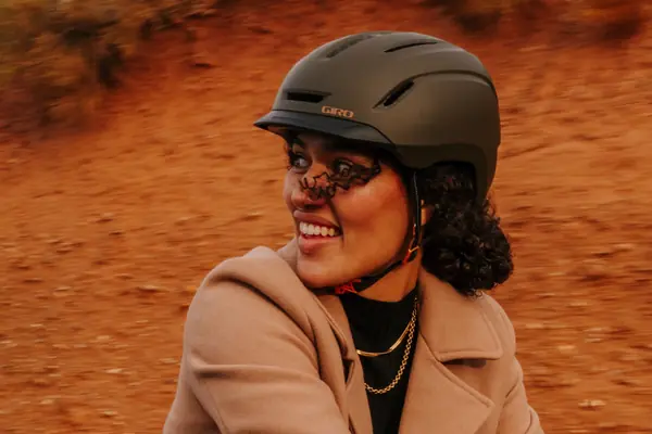 Cycliste souriante, casque sur la tête