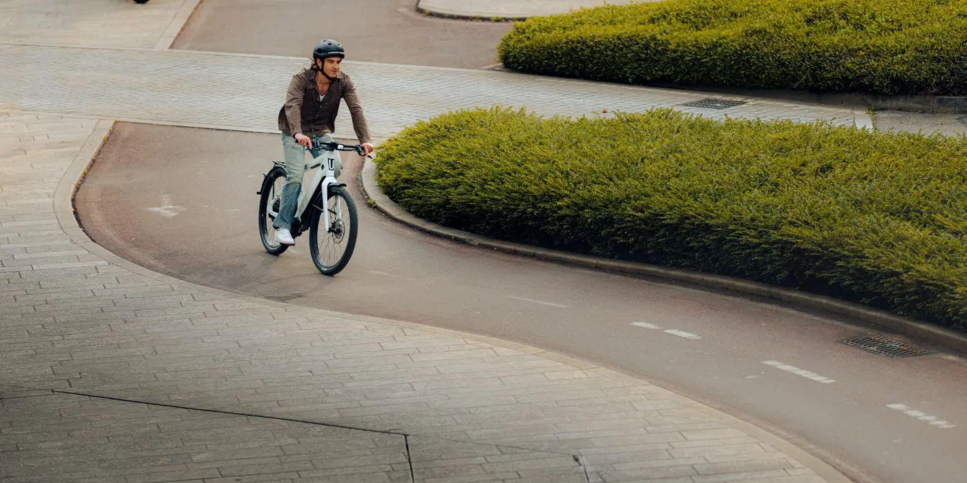 Cycliste sur un Stromer ST3 dans un virage de piste cyclable