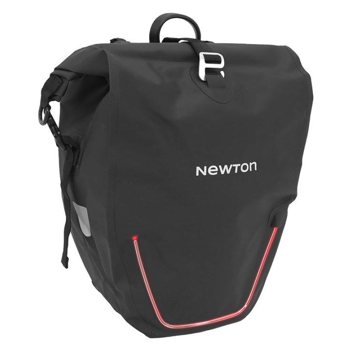 Sacoche Arrière Vélo Laterale Newton A LED Rouge 22L Noir Pochette Zip Intérieure Amovible (Vendu A L'Unite) - Fixation Crochets Sur Porte Bagage (Inclus Câble Usb-C)